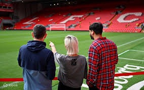 （体育·国际足球）不做小动作 巴西队主教练训练时不让球员戴护腿板